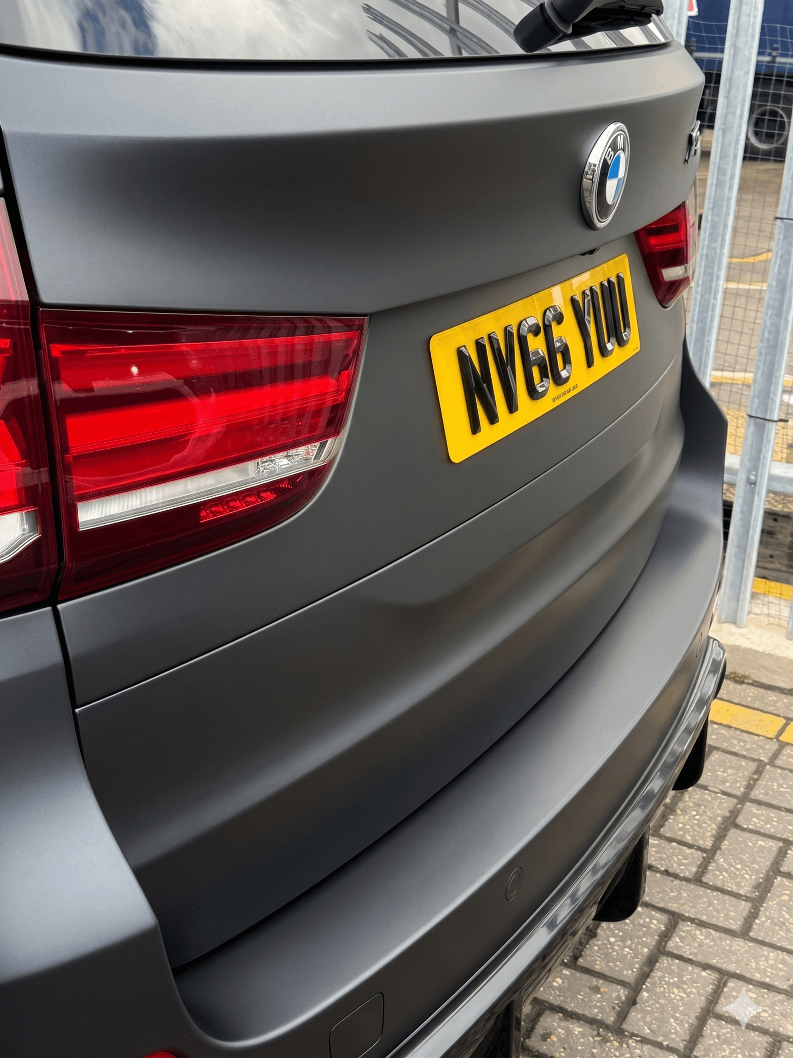 4D retro plate fitted, detail
