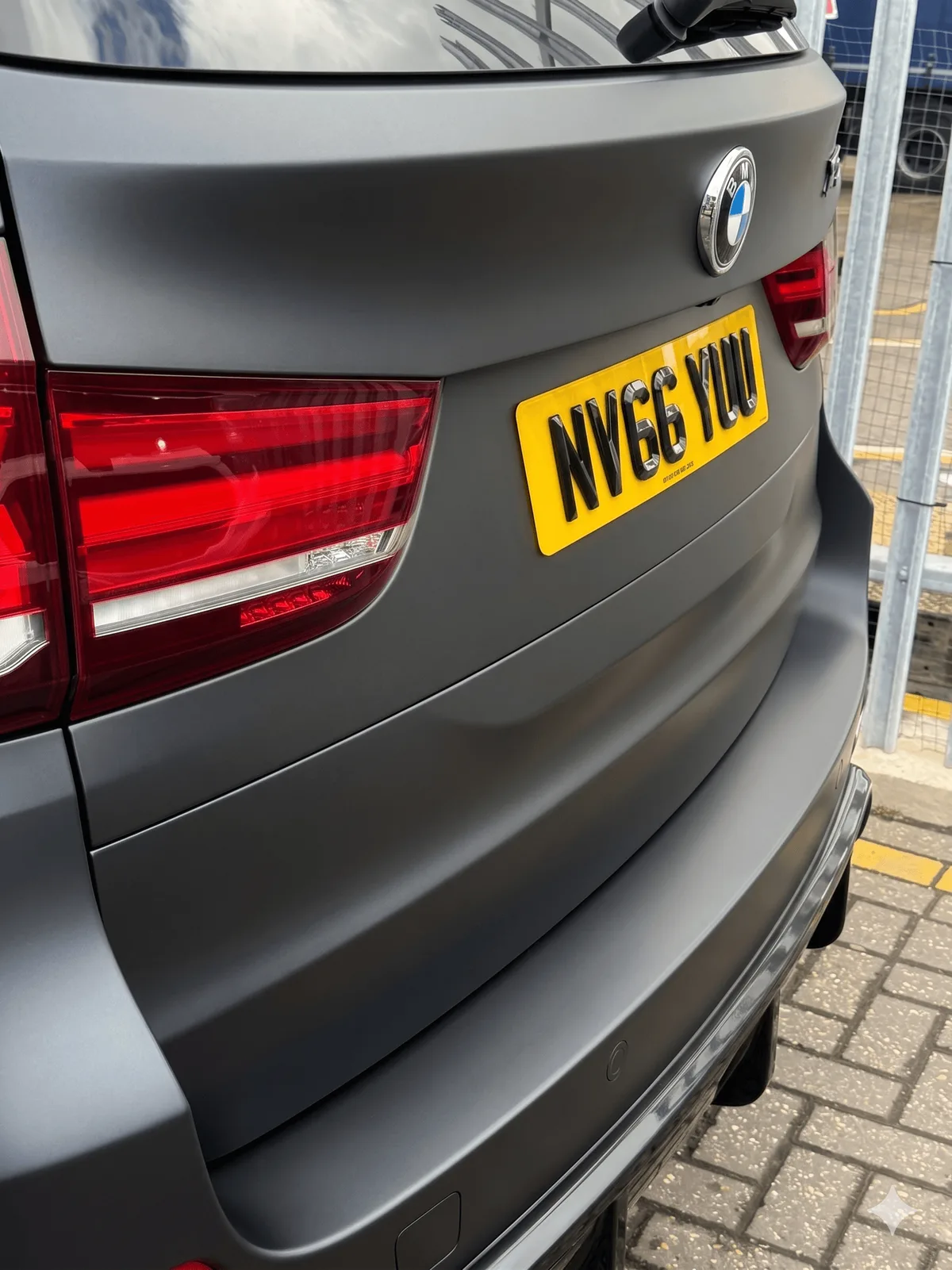 4D retro plate fitted, detail